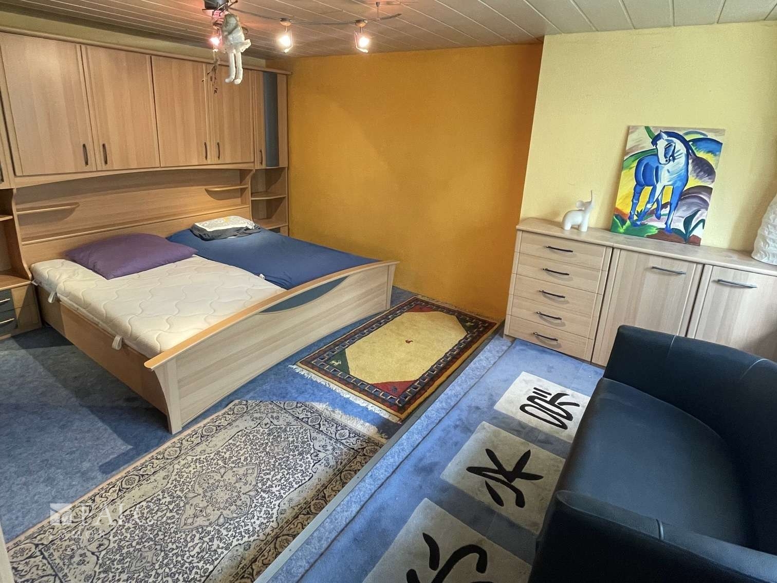 Schlafzimmer 1 OG.jpg